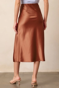 Vue arrière d'une jupe midi en satin marron cuivré soulignant la coupe élégante