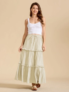 Détail de la jupe longue beige à taille haute avec cordon de serrage et design à volants