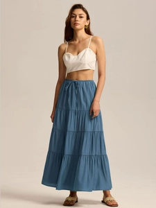 Détail de la jupe longue à volants bleu marine avec taille élastique et cordon assorti