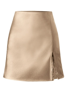 Elegante gonna in raso champagne a vita alta con spacco laterale e pizzo raffinato