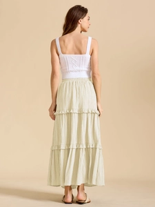 Vue arrière d'une jupe longue à étages beige clair avec taille haute élastique chic