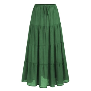Détail de la jupe longue verte à étages montrant la taille élastique et le cordon
