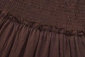 Détail de la technique de smocks élastiques et des bords volantés sur jupe en coton lin