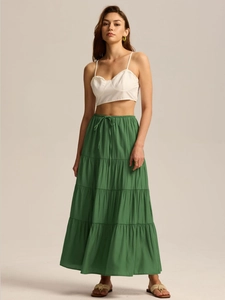 Détail de la jupe longue verte en coton à plusieurs niveaux avec taille haute à cordon