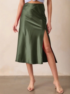 Élégante jupe midi en satin vert olive avec taille haute et fente latérale sexy