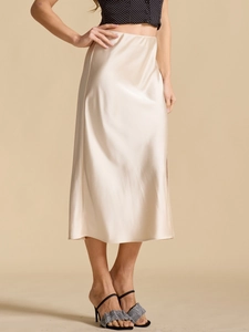 Jupe midi élégante en satin champagne à taille haute et fente latérale pour un look soyeux