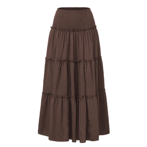Détail d'une jupe longue à volants marron foncé avec taille froncée et texture en coton lin