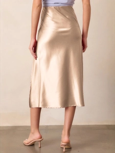 Jupe midi élégante en satin champagne avec taille haute et finition haute brillance