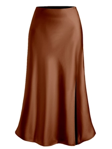 Jupe midi en satin marron à taille haute avec fente latérale et finition soyeuse