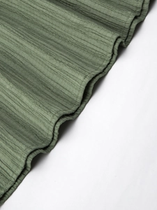 Vue détaillée de la texture du tissu côtelé vert avec bordure à volants élégante