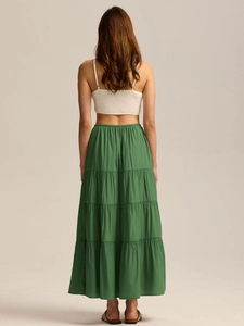 Vue arrière d'une jupe longue verte à plusieurs niveaux en coton pour femme avec drapé
