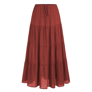 Détail d'une jupe longue à volants rouge rouille en coton avec taille élastique