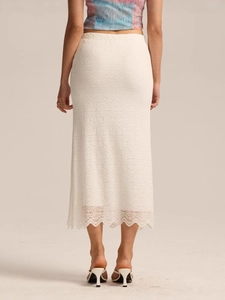 Jupe longue en dentelle blanche à taille haute avec détails crochetés et ourlet ajouré