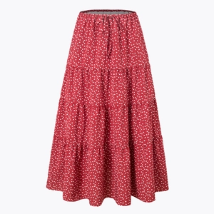 Détail d'une jupe longue à volants rouge avec imprimé cœurs et cordon à la taille