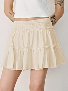 Minirock mit hoher Taille und Smokbund in Beige mit gestuften Rüschen für den Sommer
