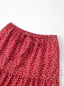 Détail d'une jupe en coton rouge à imprimé cœurs avec taille élastique et volants