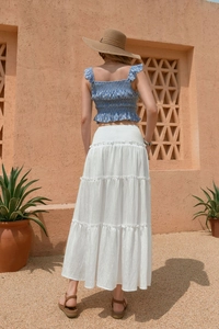 Détail de la jupe longue à volants en lin blanc avec taille élastique et crop top