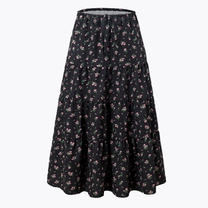 Détail d'une jupe fleurie à plusieurs niveaux, taille haute et cordon de serrage