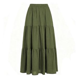 Dettaglio gonna lunga a balze verde oliva con vita alta elastica e design a strati