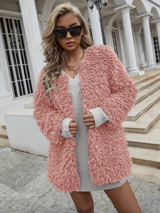 Détail de la veste en fausse fourrure rose avec fibres longues et collier doré épais