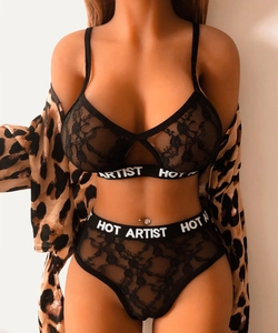 Dettaglio di lingerie in pizzo nero con fascia Hot Artist e camicia leopardata sexy