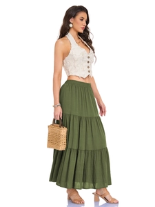 Dettaglio della gonna maxi a balze in cotone e lino con top halter corto sfrangiato
