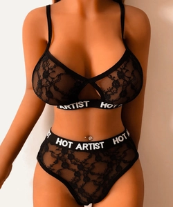 Dettaglio del set di lingerie in pizzo nero con scritta HOT ARTIST sulla fascia elastica