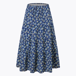 Détail d'une jupe midi à fleurs avec taille à cordon et design à volants étagés