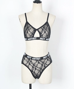 Dettaglio del set lingerie in pizzo nero con fascia elastica con logo HOT ARTIST