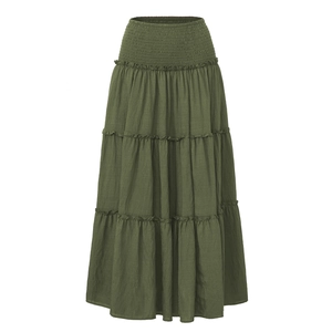 Détail de la taille haute élastique et de la texture en coton et lin sur cette jupe olive