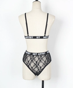 Vista posteriore di lingerie in pizzo nero con fasce elastiche sul manichino