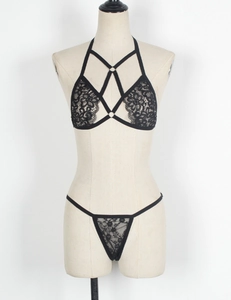 Detail eines schwarzen Spitzenunterwäsche-Sets mit Strappy-Hollow-Out-Design und Metallringen
