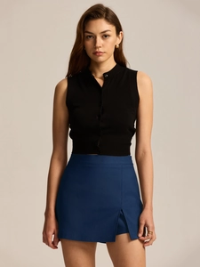 Detail of high waist slit skirt with elastic suit fabric and a premium side zipper