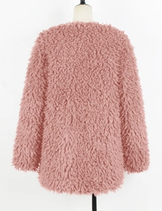 Vue arrière d'une veste courte en fausse fourrure rose doux avec texture pelucheuse