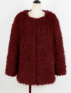 Détail du manteau en fausse fourrure bordeaux avec col rond sur un mannequin blanc