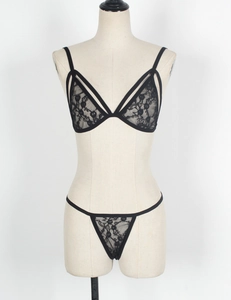 Détail de l'ensemble de lingerie en dentelle florale noire avec bretelles croisées et motifs