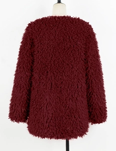 Vue arrière détaillée d'une veste en fausse fourrure bordeaux à la texture douce et chaude