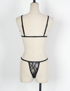 Vue arrière d'un ensemble de lingerie en dentelle noire avec bretelles et string