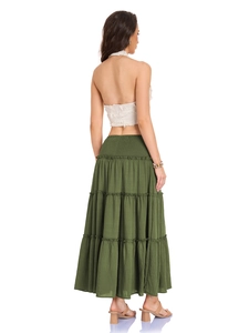 Détail de la jupe longue à volants vert armée avec taille haute smockée élégante