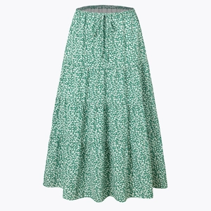 Détail d'une jupe longue verte à fleurs avec taille élastique et cordon de serrage