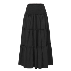 Détail d'une jupe longue noire à étages avec taille haute élastique froncée et volants