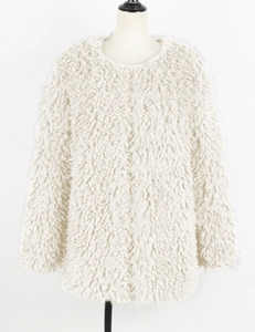 Texture détaillée de la veste en fausse fourrure blanche à manches longues sur mannequin
