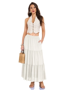 Dettaglio di gonna lunga a balze boho e top a fascia con frange e bottoni in legno
