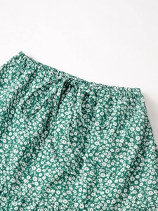 Détail de la taille haute élastique avec cordon de serrage sur jupe longue fleurie verte