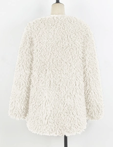 Détail d'un manteau en fausse fourrure blanche montrant la texture moelleuse du dos
