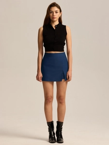 Detail of high-waisted navy mini skort with a side slit and elegant side zipper closure