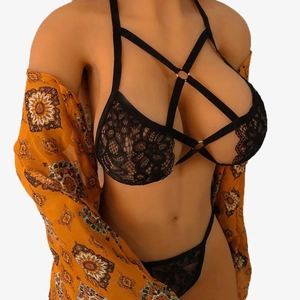 Sexy schwarzes Spitzenunterwäsche-Set mit Riemchen-Design und Chiffon-Überwurf