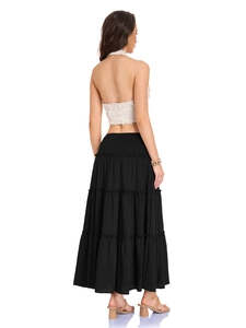 Détail de la jupe longue noire à volants avec une taille haute élastique et froncée