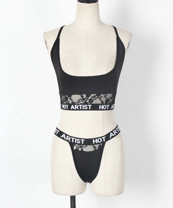 Détail d'un ensemble lingerie en dentelle noire avec bande élastique sportive et lettrage