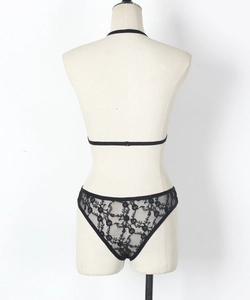 Dettaglio di lingerie in pizzo nero con top a lupetto e slip con bordo ondulato